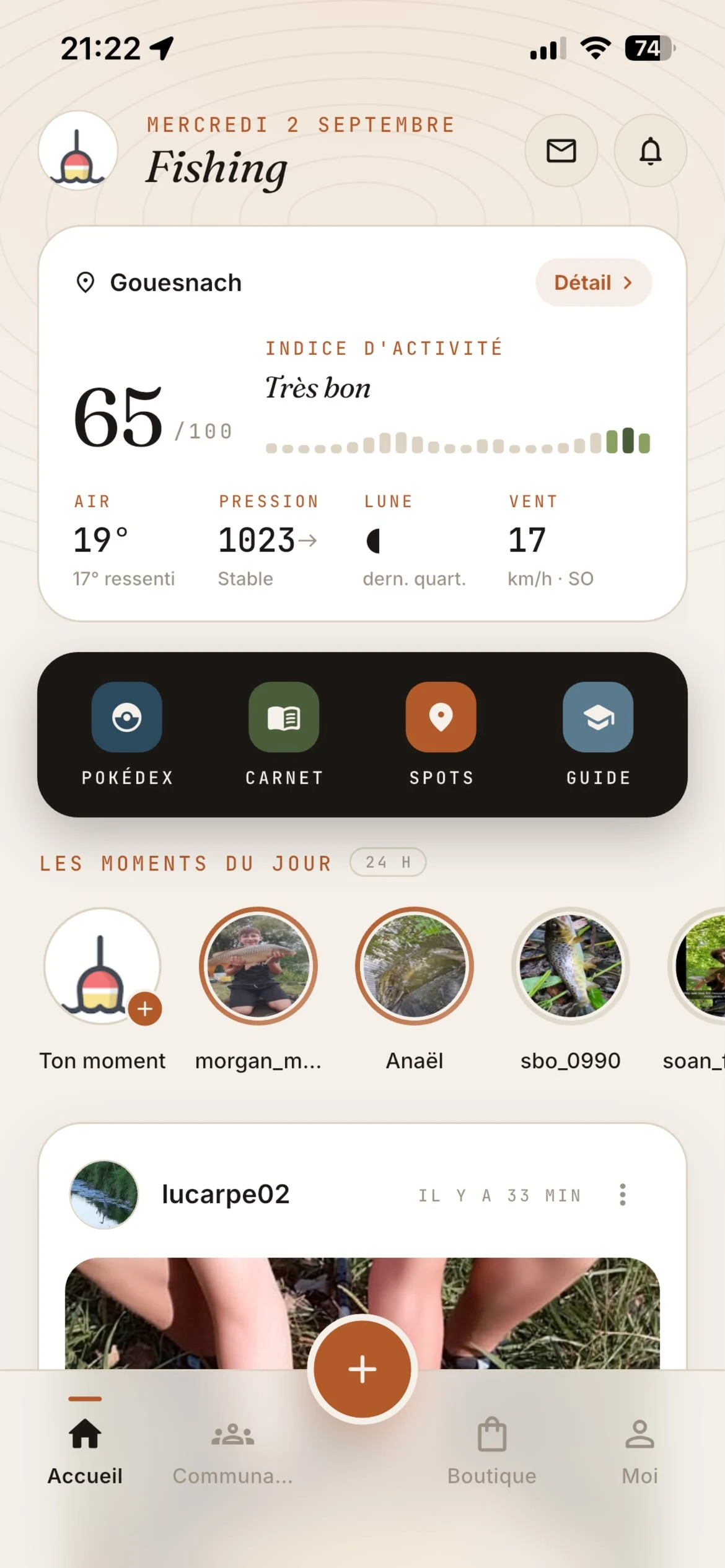 Écran d'accueil de Fishing Grid : indice d'activité 65 sur 100, air, pression, lune et vent, raccourcis vers les fiches espèces, le carnet, les spots et le guide, puis les moments du jour